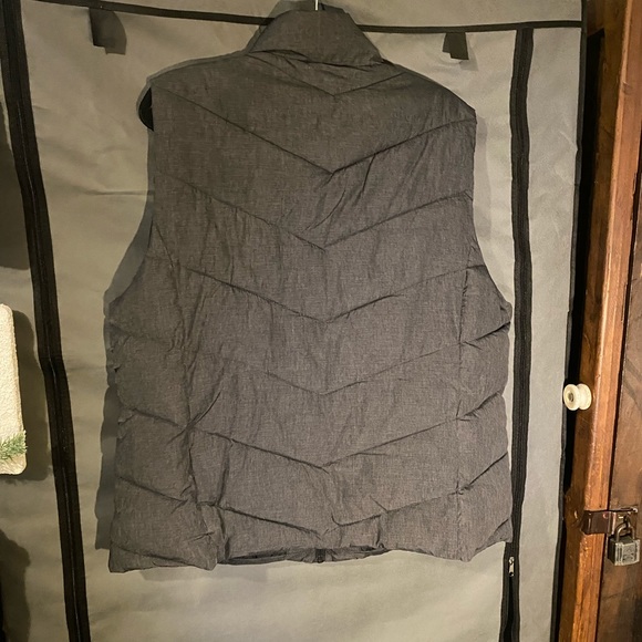 Women’s quilted vest. Size 16 (fits like an XL) - Picture 4 of 4